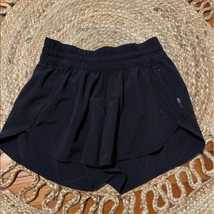 LULULMEON TRACK THAT SHORTS SIZE 6